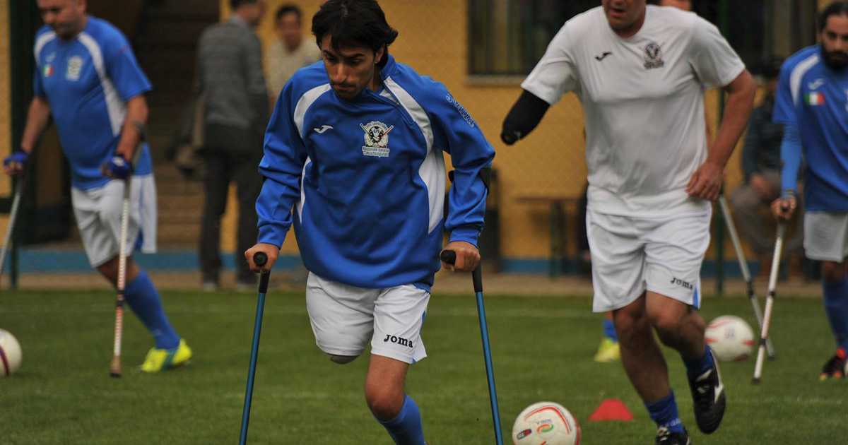 La storia di Roberto: gioca a calcio su una gamba sola e si allena con i normodotati